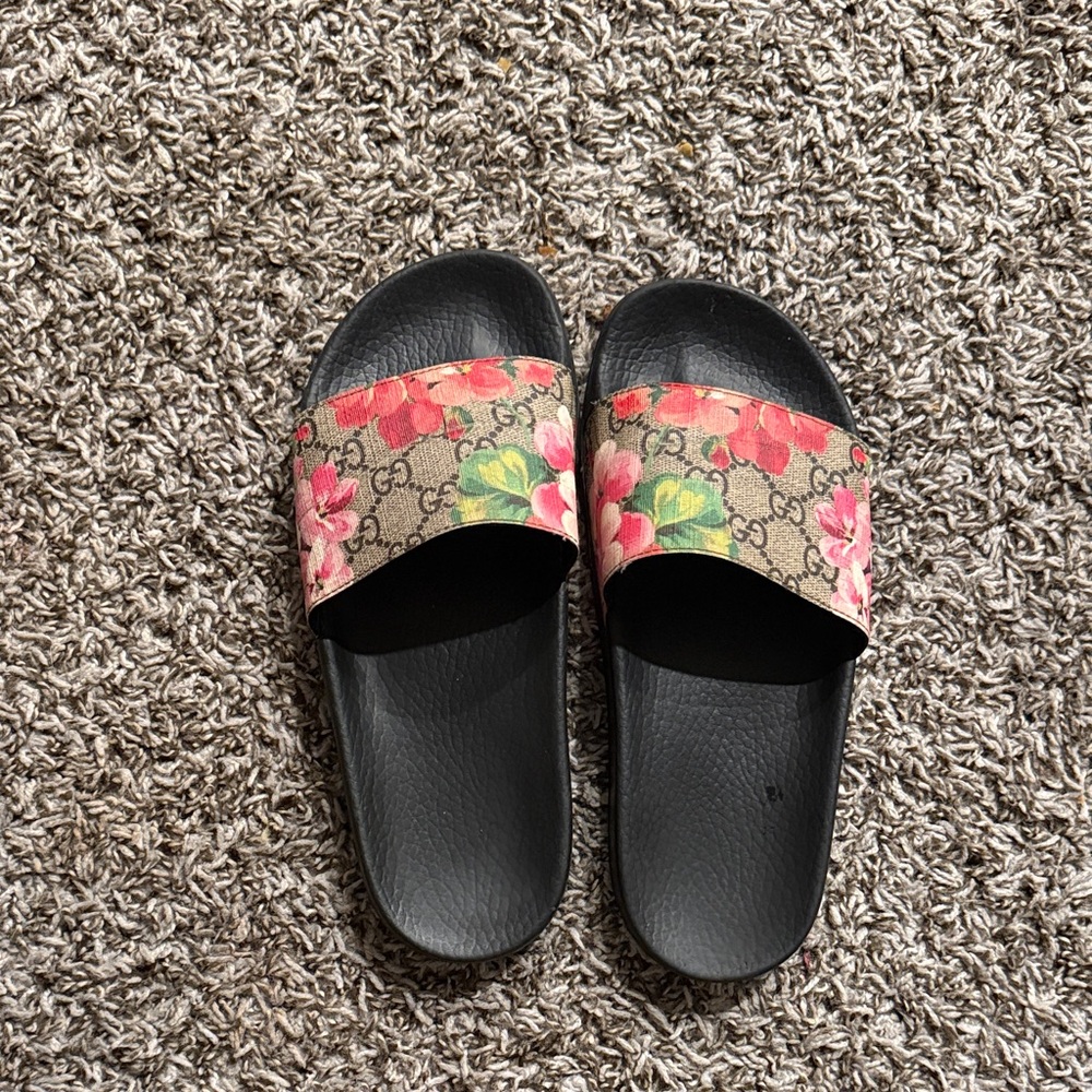 GUCCI SLIDES